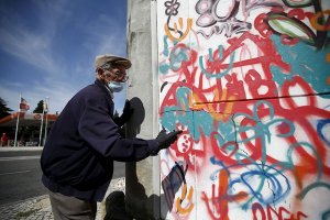 senior-paint-graffiti-street-art-lata-65-wool-lisbon-portugal-14